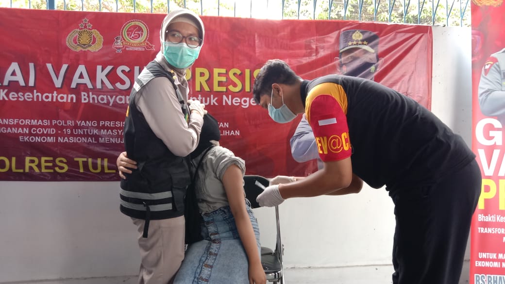 Pemohon SIM saat di vaksin Covid-19 mendekap petugas medis karena takut disuntik