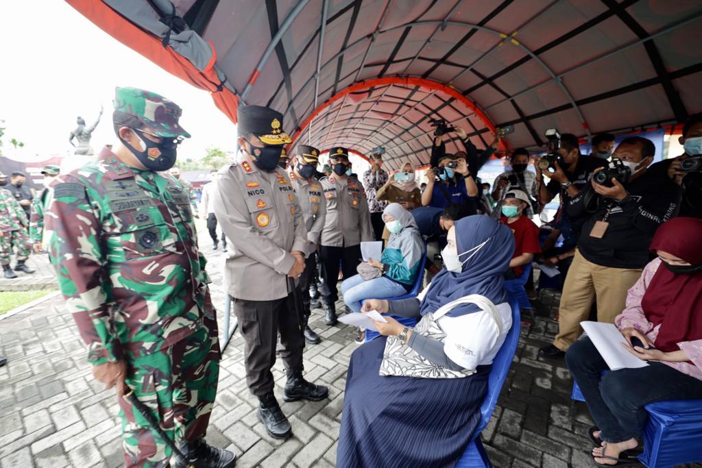 Pangdam V Brawijaya dan Kapolda Jatim saat meninjau gerai vaksinasi di polres jajaran. (Humas Polda Jatim)