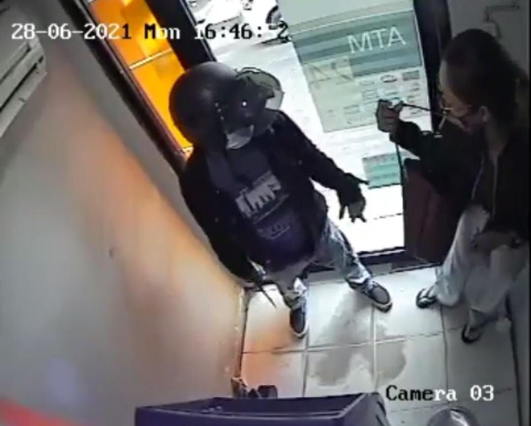 Tangkapan layar momen perampokan terjadi di bilik ATM di Banjarmasin.