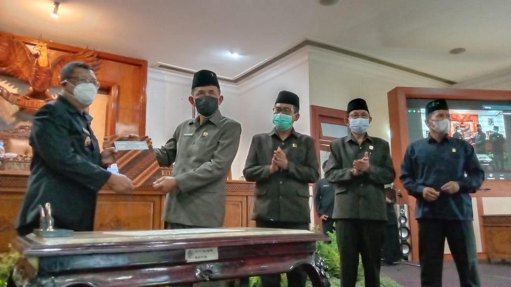 Bupati Tulungagung, Maryoto Birowo (kiri) dan Ketua DPRD Tulungagung, Marsono saat penyerahan penetapan Perda dalam Rapat Paripurna DPRD, Rabu (30/6/21).