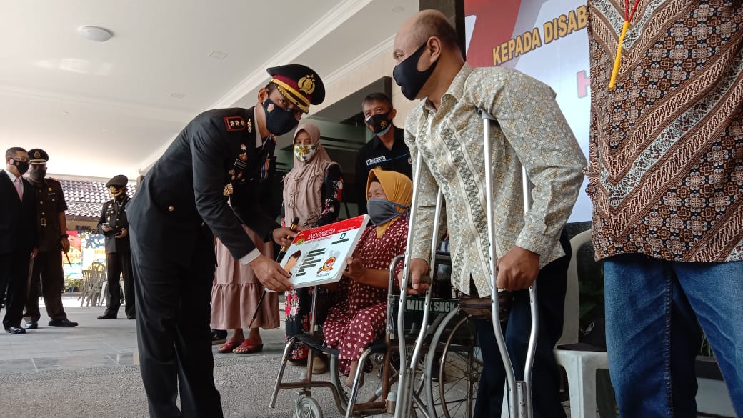 Kapolres Tulungagung saat memberikan SIM D pada kaum disabilitas