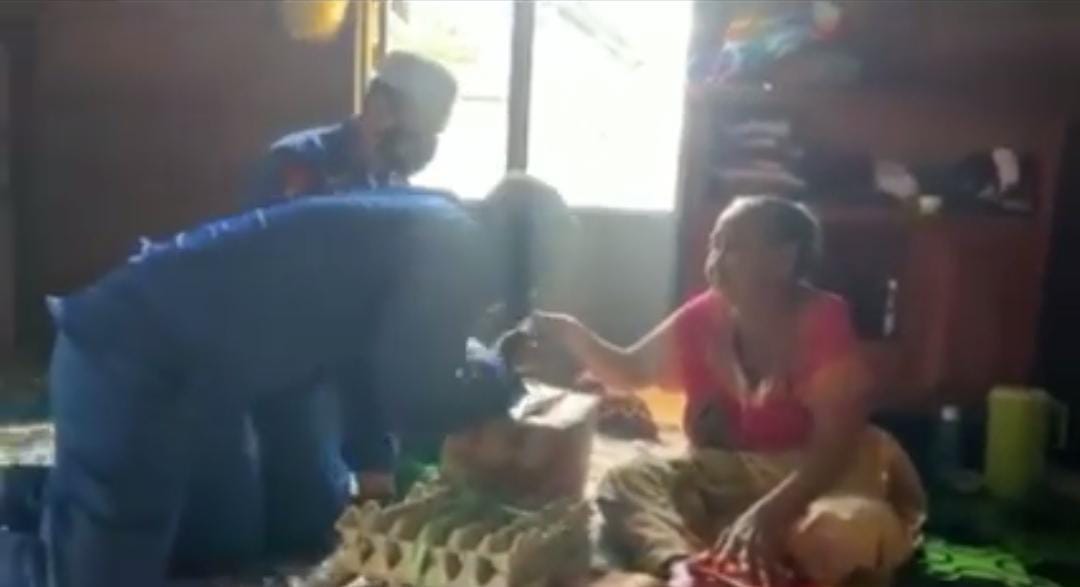 Suasana anggota Ditpolairud Polda Kalsel yang ditugaskan mengantar sembako untuk Nenek Dalpiah.