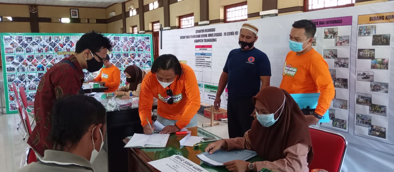 Petugas saat menjelaskan pada pemohon ijin hajatan di Posko Covid-19 Kabupaten Tulungagung.