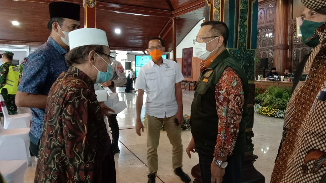 Bupati Tulungagung, Maryoto Birowo (kanan) dan Ketua MUI Tulungagung (Gus Hadi) selepas rapat koordinasi PPKM darurat.