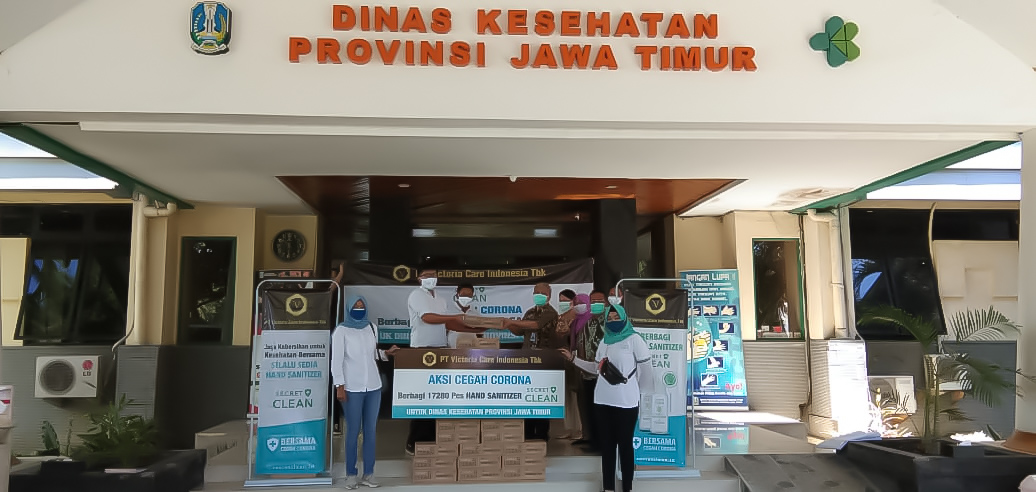 PT. Victoria Care Indonesia Tbk saat menyerahkan Hand Sanitizer untuk Dinas Kesehatan Jawa Timur