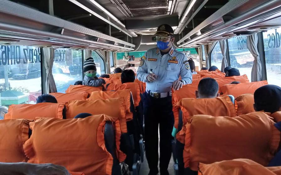 Kepala Dishub Kabupaten Tulungagung, Galih Nusantoro saat memeriksa kapasita penumpang angkutan umum.