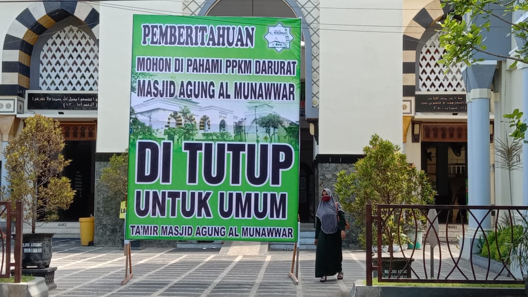 Warga keluar dari masjid Al-munawar selepas beribadah di Masjid di pusat Tulungagung.