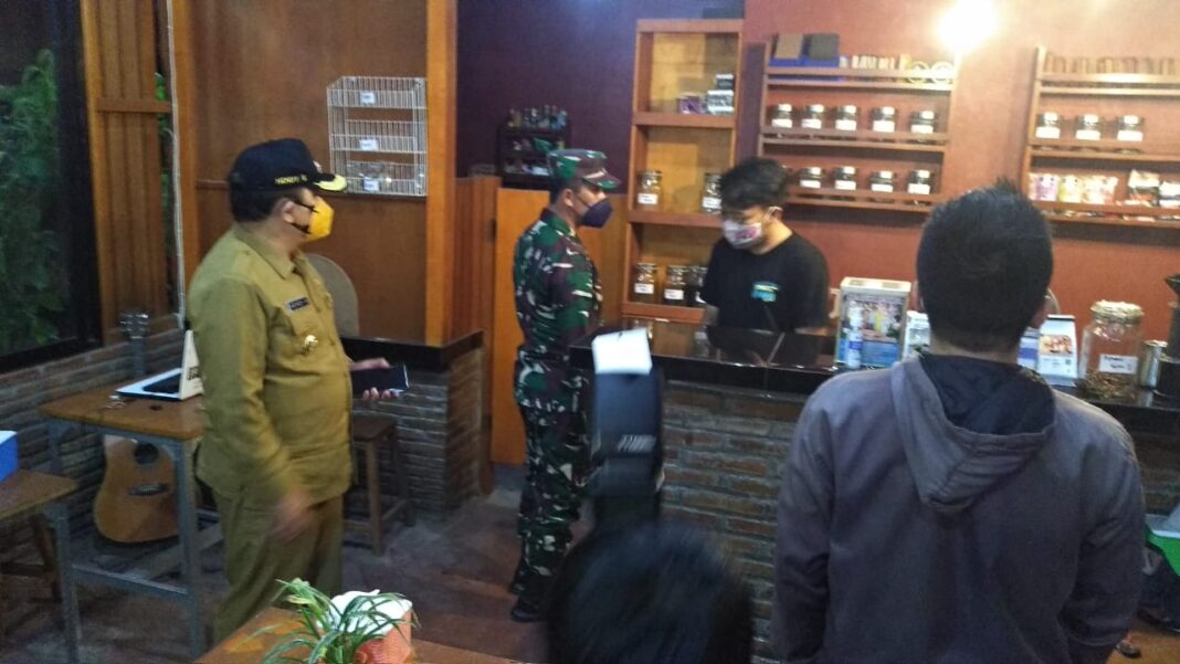 Bupati Hendy Siswanto saat memperingatkan pengelola kafe yang masih tetap buka diatas jam malam. 