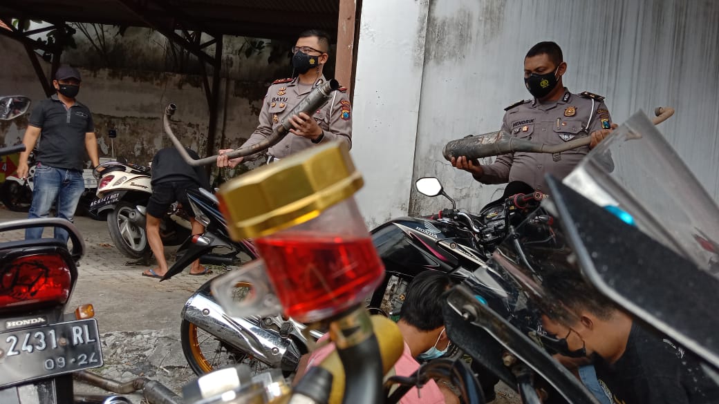 Kasat Lantas Polres Tulungagung, AKP Muhammad Bayu Agustyan (kiri) dan Kanit Turjawali, Iptu Hendrik Setyawan (kanan) menunjukan knalpot brong.