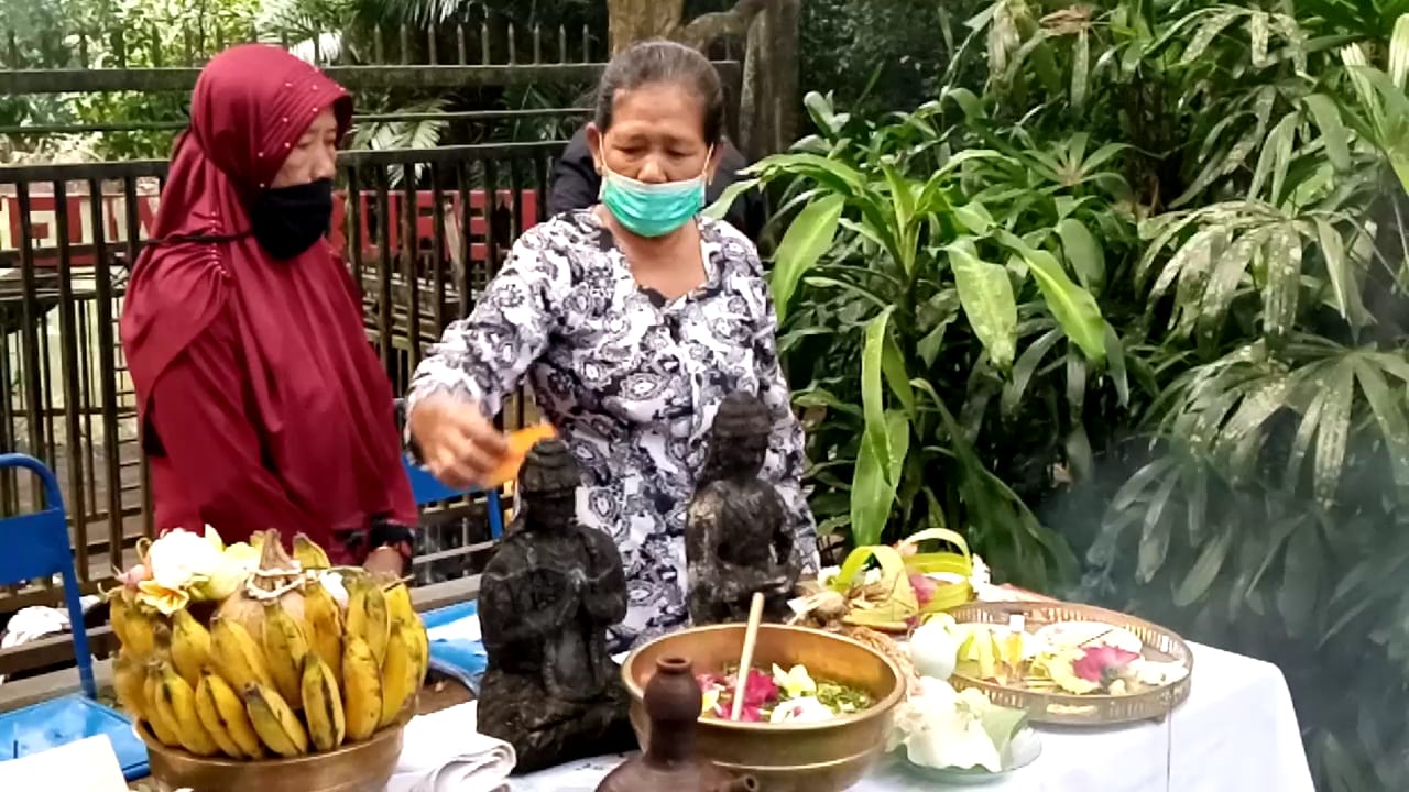 Warga sedang memandikan patung Dewi Sri dan Joko Sedono