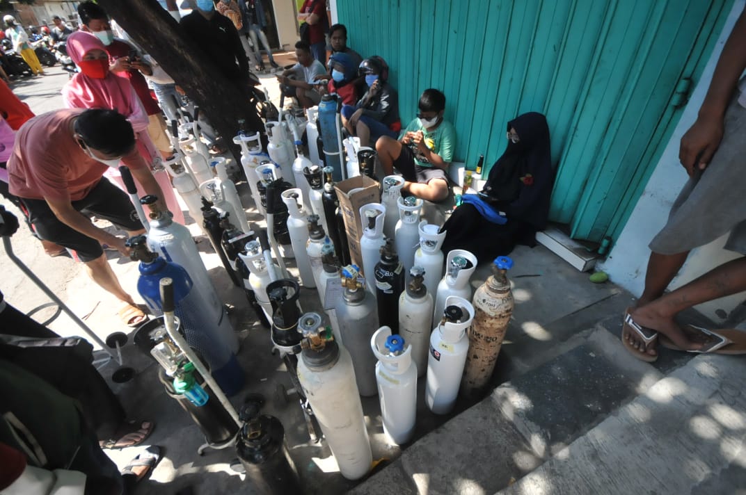 Antrian Pengisian Oksigen di Surabaya.