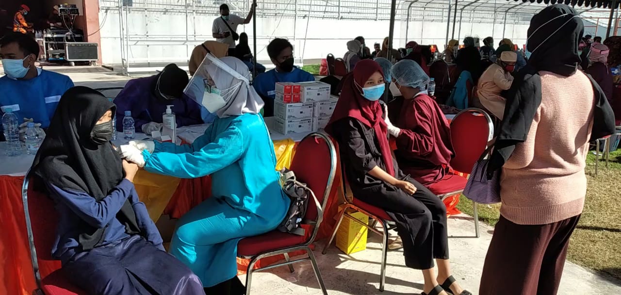 Pelaksanaan vaksinasi Covid-19 massal untuk anak-anak.