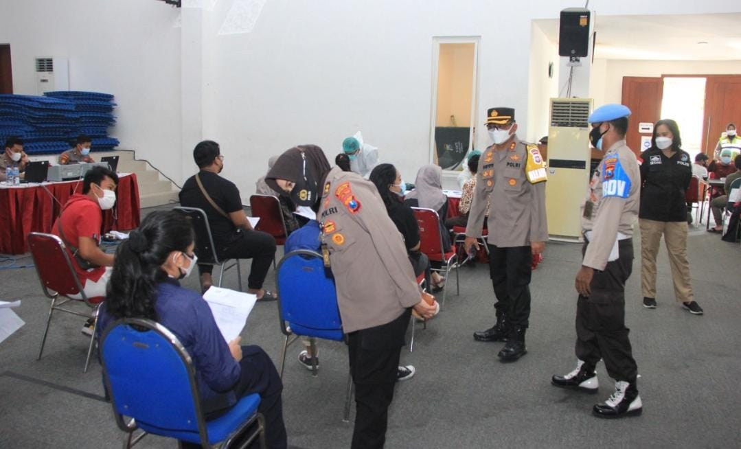 Suasana vaksinasi COVID-19 pada anak di Polrestabes Surabaya.