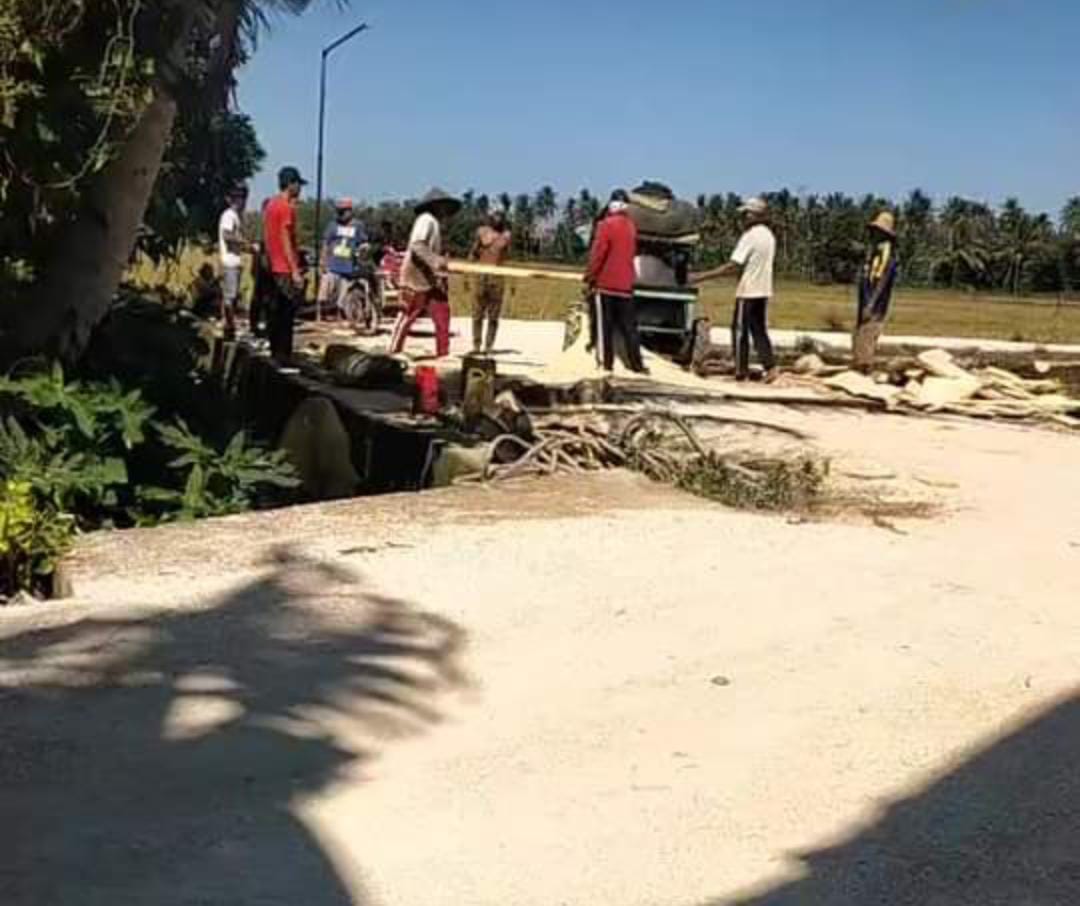 Suasana kebersamaan warga saat memperbaiki jalan dan jembatan desa yang rusak.