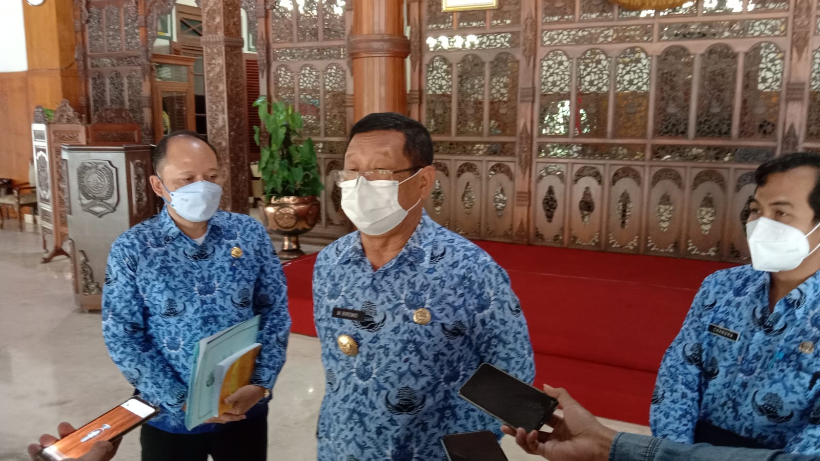Bupati Tulungagung, Maryoto Birowo memberikan keterangan selepas bertemu pengurus partai Nasdem dan PDIP