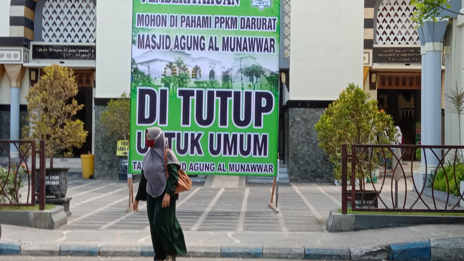 Masjid Al Munawar Tulungagung memasang himbauan larangan sholat berjamaah di Masjid.