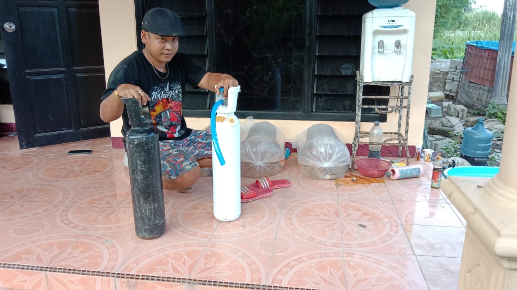 Anggota Sol Koi membandingkan oksigen palsu (tabung hitam) dengan oksigen asli.