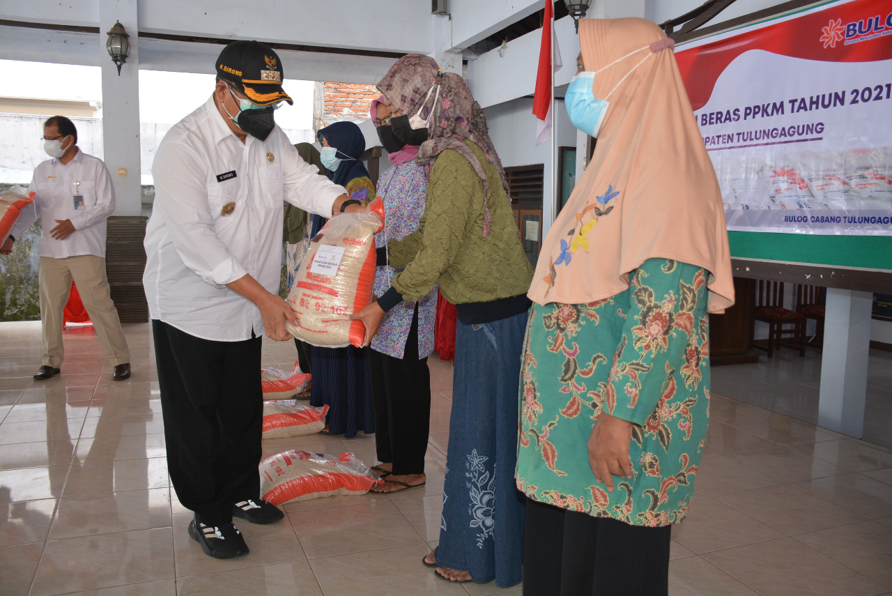Pemberian bantuan secara simbolis pada masyarakat oleh Bupati Tulungagung.
