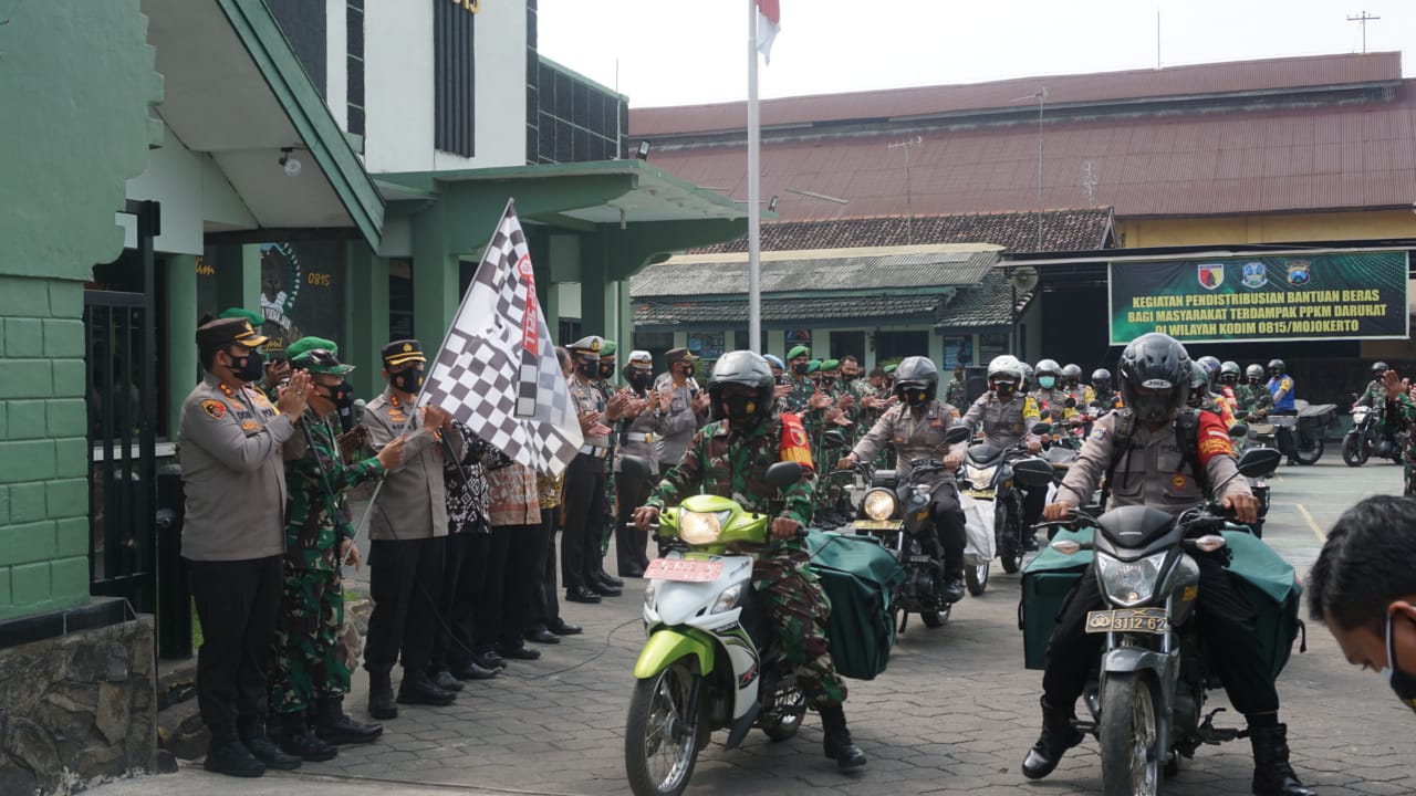 Suasana pelepasan pendistribusian Bantuan Beras bagi Masyarakat Terdampak PPKM Darurat di Mojokerto.