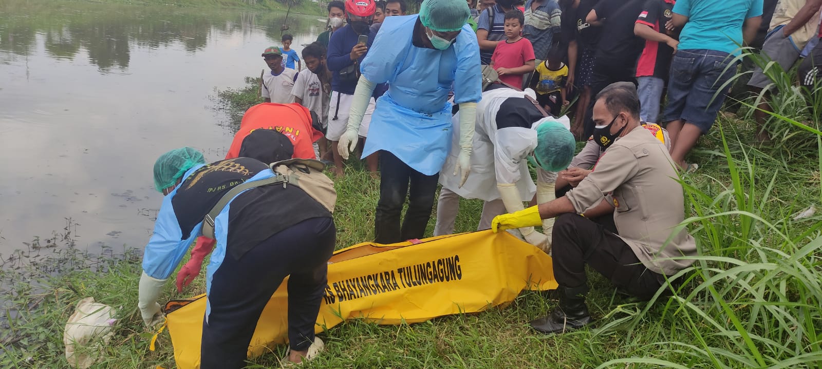 Proses evakuasi mayat di Sungai Ngrowo, Tulungagung.