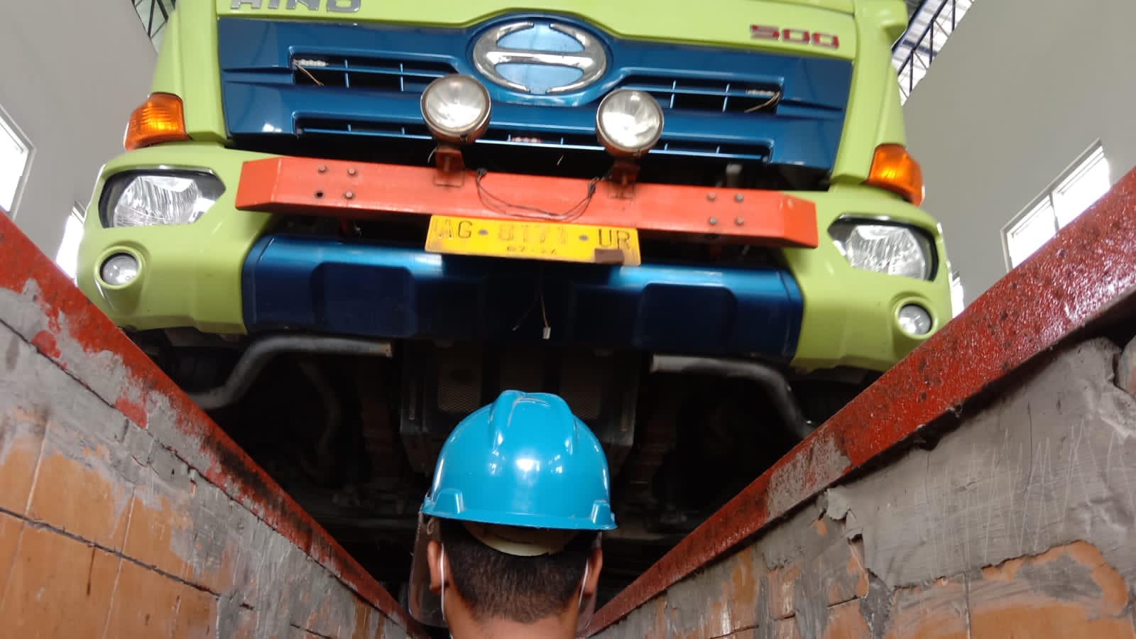 Foto : petugas saat melakukan pemeriksaan terhadap sistem kemudi kendaraan.