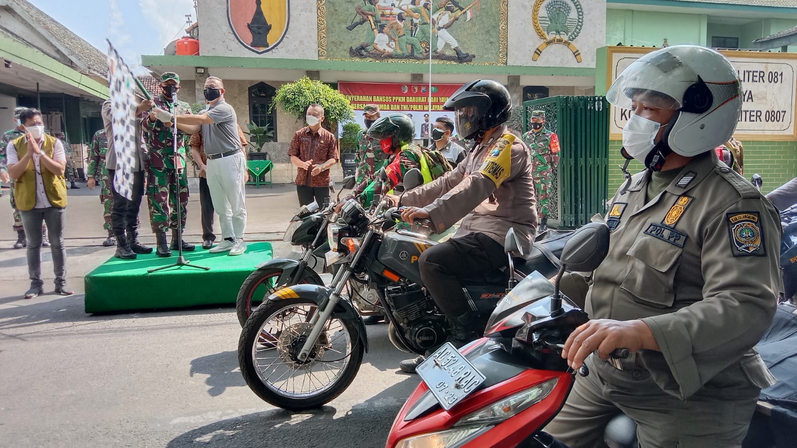 Pelepasan bantuan ditandai pengibaran bendera oleh tiga pilar dan perwakilan Bhuda Zhu Tjie.