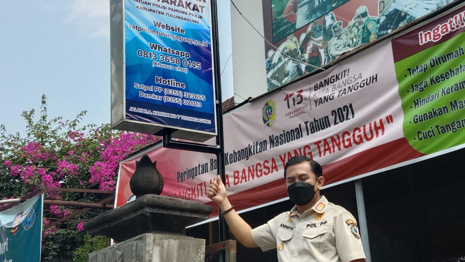 Artista Nindya Putra menunjukan nomor aduan masyarakat.