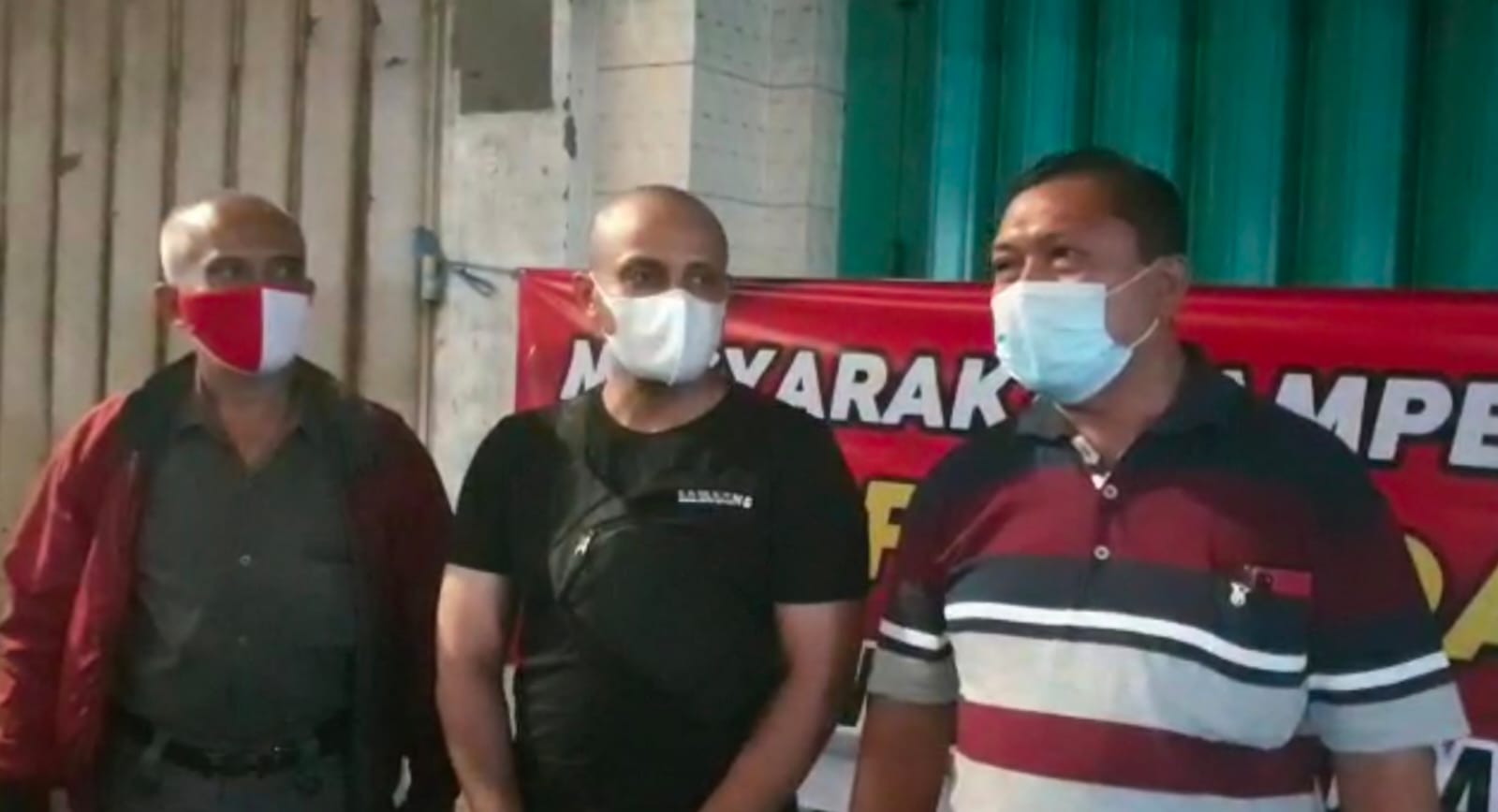 Fahim (tengah) bersama warag ampel usai menurunkan bendera putih. 