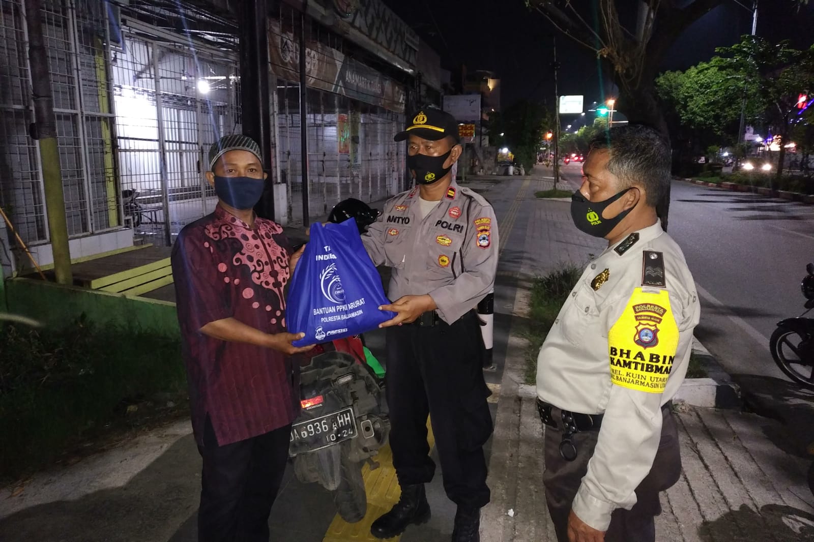 Operasi yustisi persuasif humanis yang dilakukan anggota Polsek Banjarmasin Utara dengan memberi warga sembako, Sabtu (24/7/2021) malam.