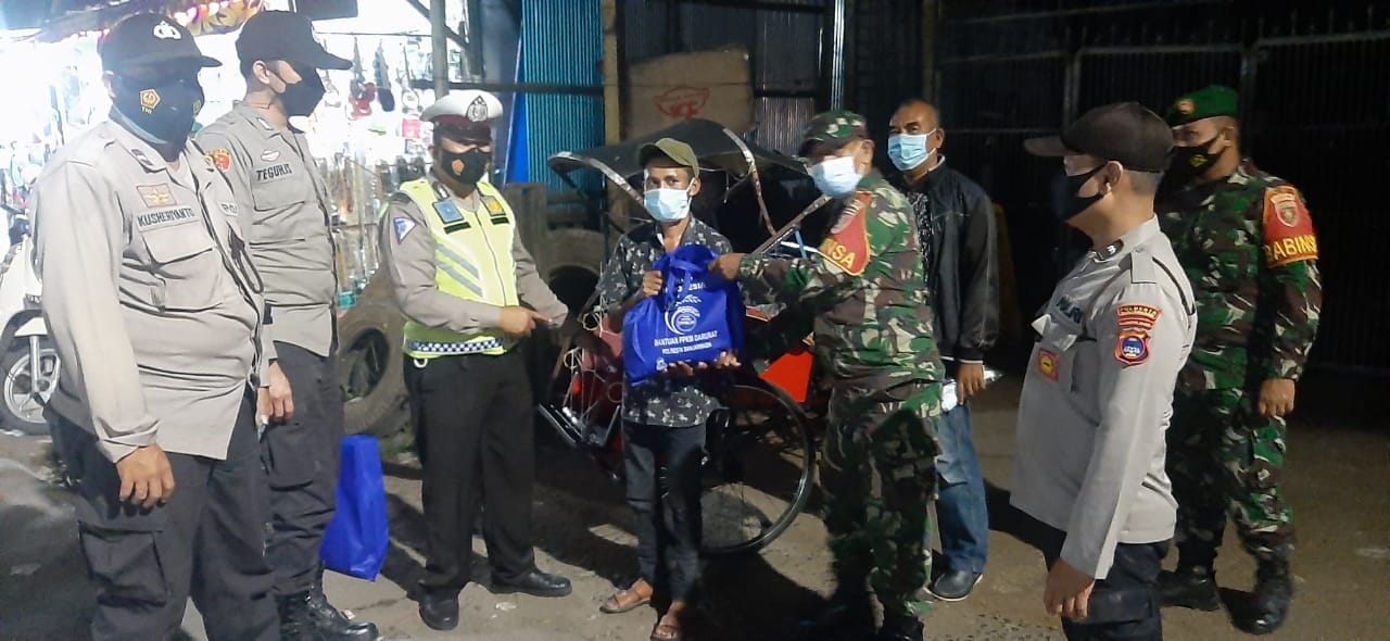 Suasana operasi yustisi dan pembagian bantuan gabunan Polresta Banjarmasin dan Kodim 1007/Bjm, Satpol PP dan Dinas Perhubungan setempat.