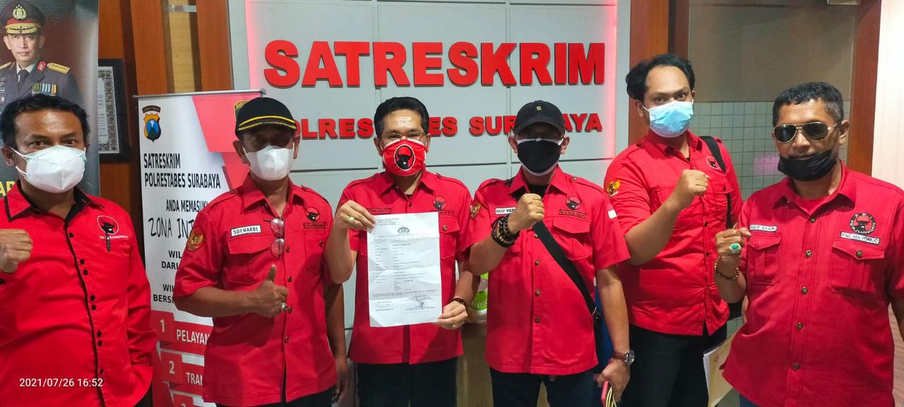 Kader PDI Perjuangan Kota Surabaya saat melaporkan perusakan baliho Puan Maharani yang mengkampanyekan Prokes, di Polrestabes Surabaya, Senin (26/7/2021).