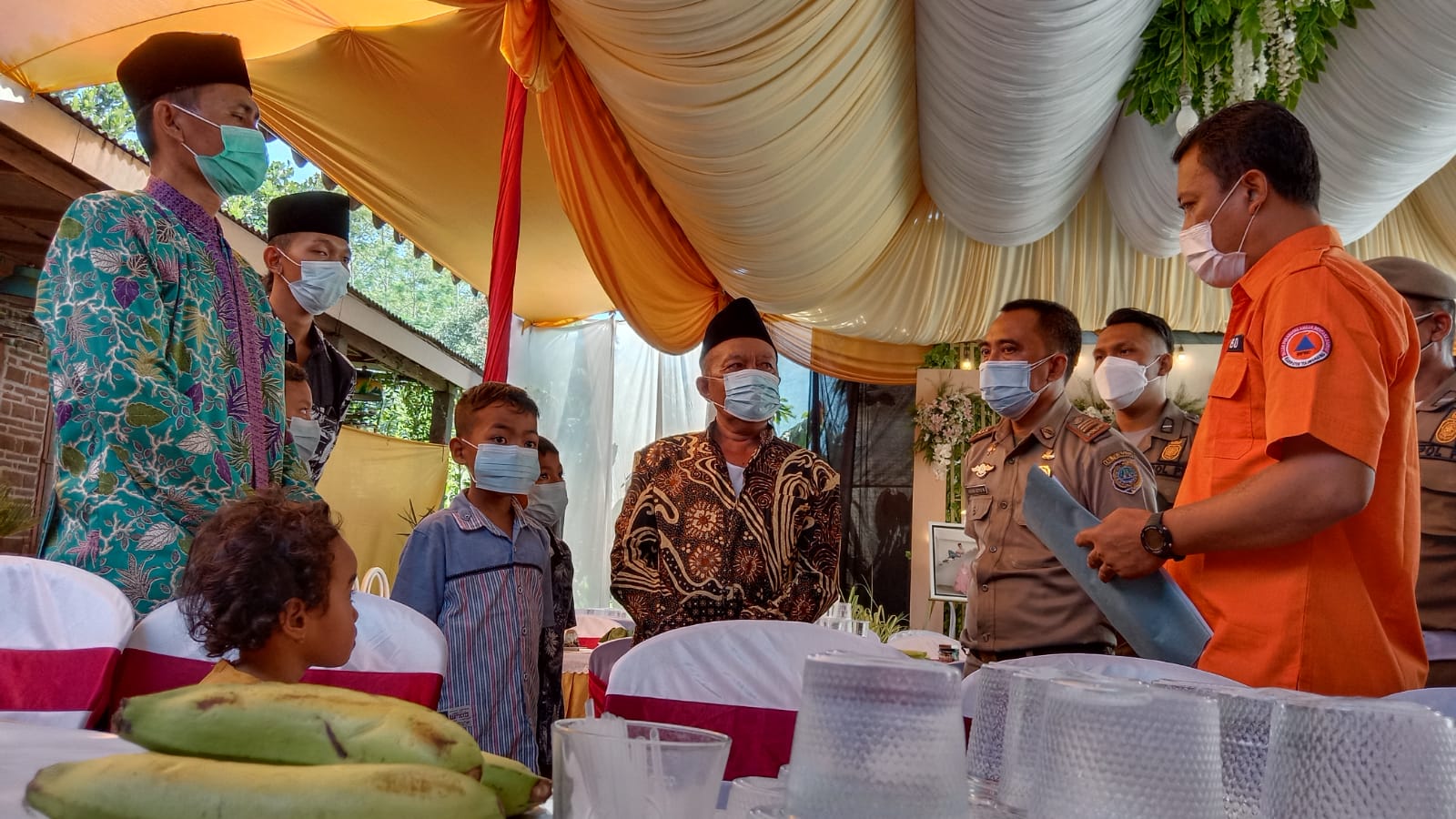 Satgas Covid-19 Tulungagung saat membubarkan hajatan pernikahan.