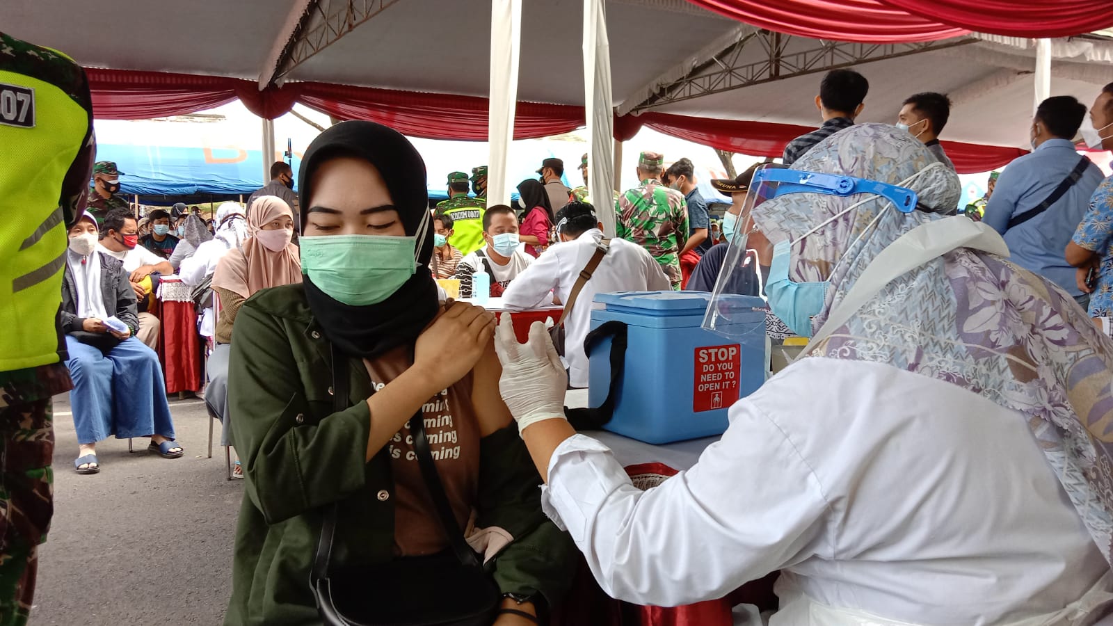 Warga saat ikuti vaksinasi masal di GOR Lembupeteng, Tulungagung.