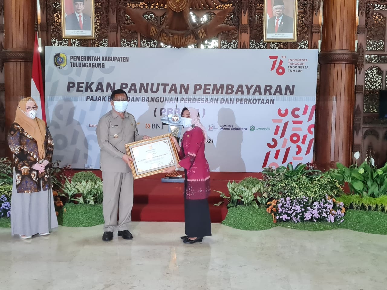 Bupati Tulungagung, Maryoto Birowo saat menyerahkan penghargaan pada desa yang sudah lunas PBB P2.