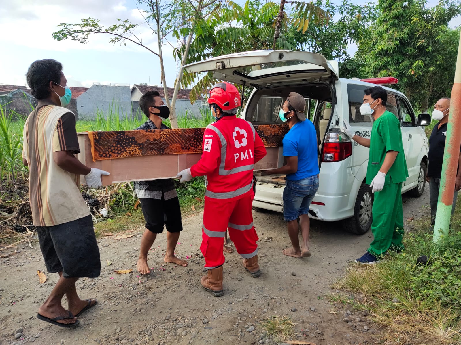 PMI Tulungagung saat memberikan pendampingan pemakaman pasien covid-19 pada masyarakat.