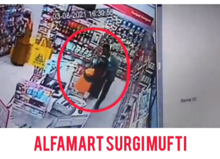 Tangkapan layar CCTV yang menangkap aksi para pelaku pengutilan.