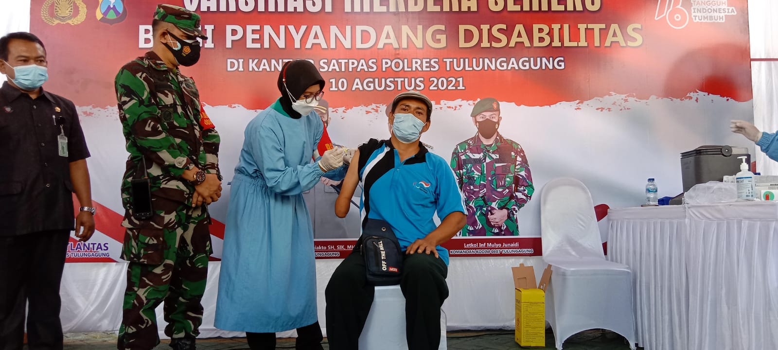 Pemberian vaksinasi covid-19 untuk kaum Disabilitas di Tulungagung.