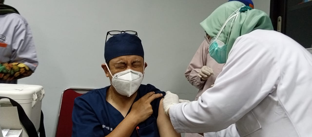 Pemberian vaksin pada nakes di RSUD dr. Iskak pada awal tahun 2021 lalu.