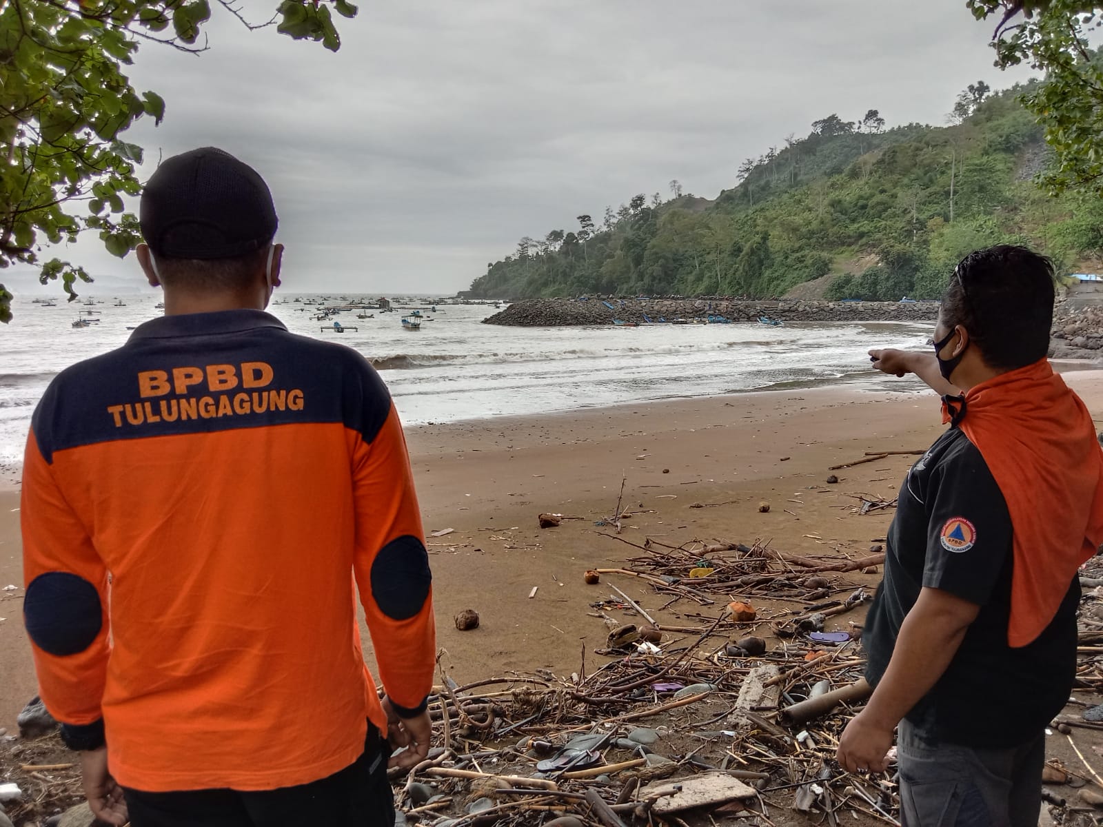 Kondisi Pantai Klathak, Tulungagung, ombak tinggi disertai angin dan hujan.