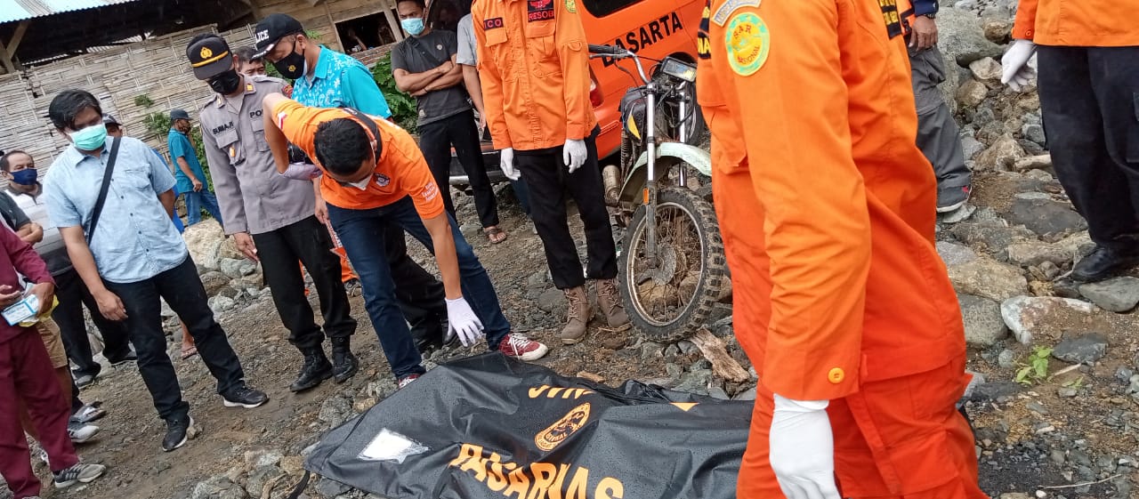 Pemeriksaan tubuh korban oleh Tim INAFIS Polres Tulungagung.