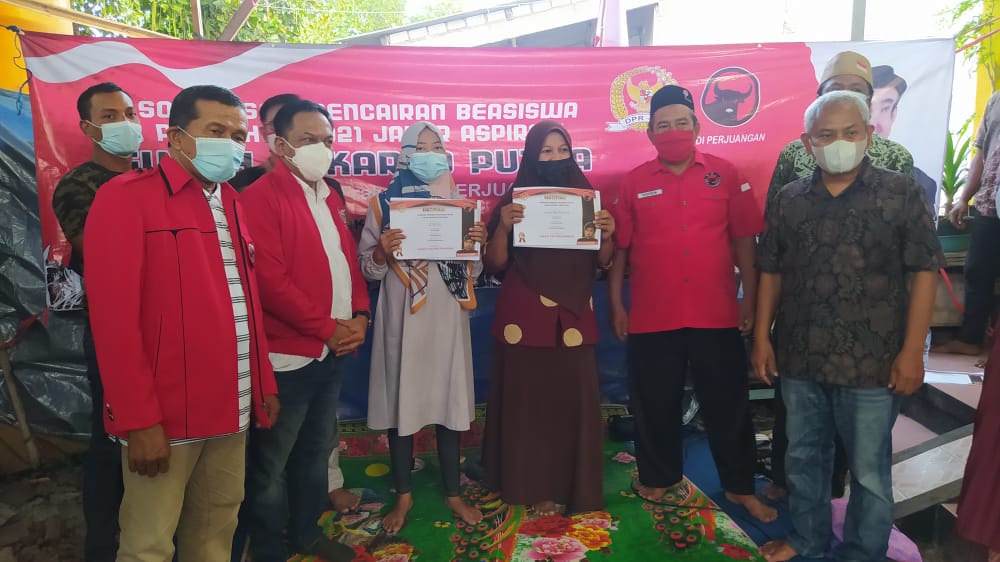 Wakil Sekretaris Bidang Internal, Anas Karno saat mendampingi penyerahan program beasiswa.