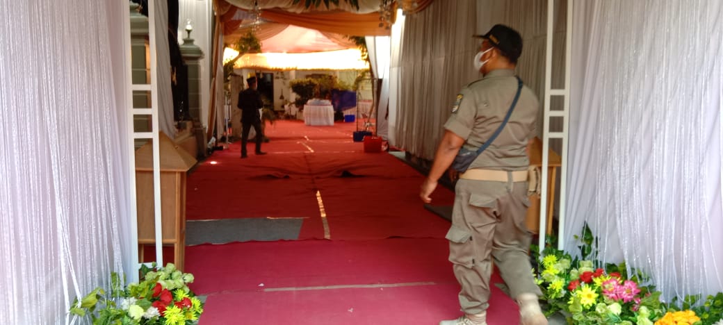 Petugas saat bubarkan hajatan warga yang bandel.
