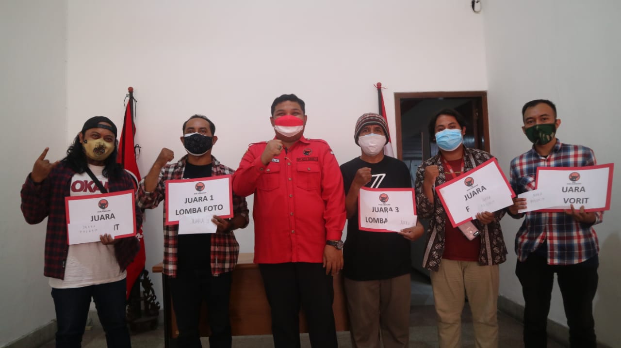 Suasana penyerahan hadiah Lomba Foto Bulan Bung Karno pada Sabtu (14/8) di Kantor DPC PDI Perjuangan Kota Surabaya .