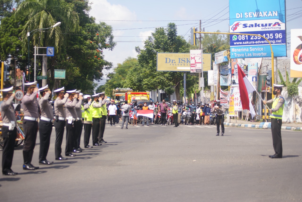 Peringatan detik-detik proklamasi di tengah perempatan dan upacara bendera di tengah Sungai Ngrowo di Tulungagung.