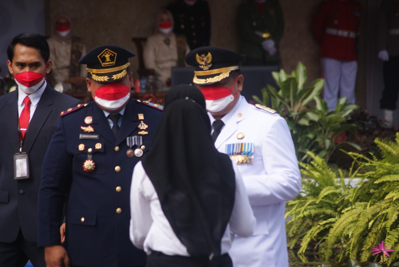 Pemberian remisi pada warga binaan Lapas Tulungagung secara simbolis di halaman Pemkab Tulungagung.