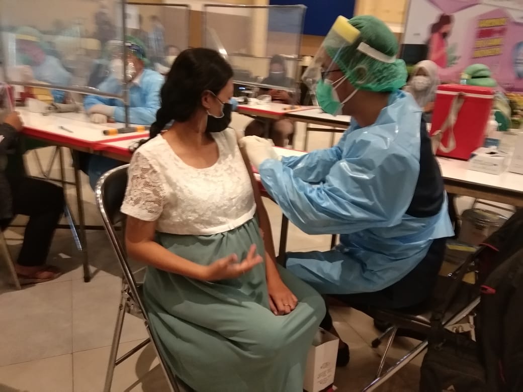  Pelaksanaan vaksinasi bagi ibu hamil di Unair Convention Center.