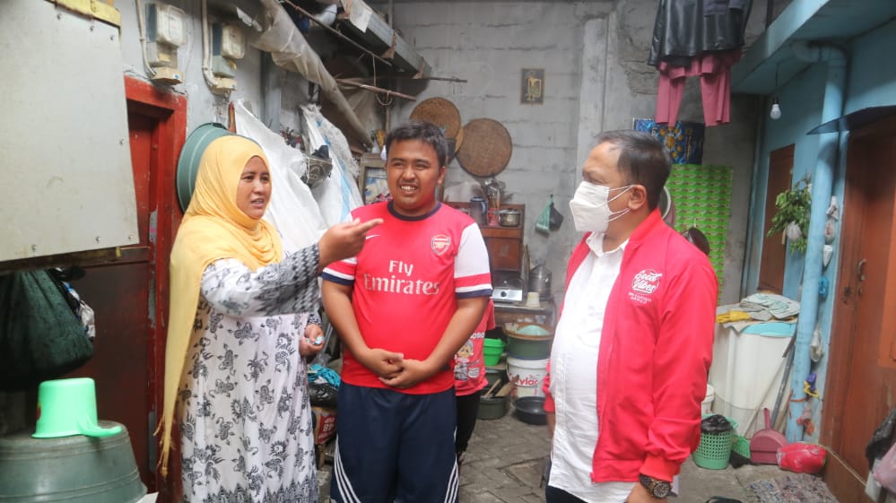 Politisi PDIP, Anas Karno saat bertemu dengan Satria Putra Utama dan keluarga.