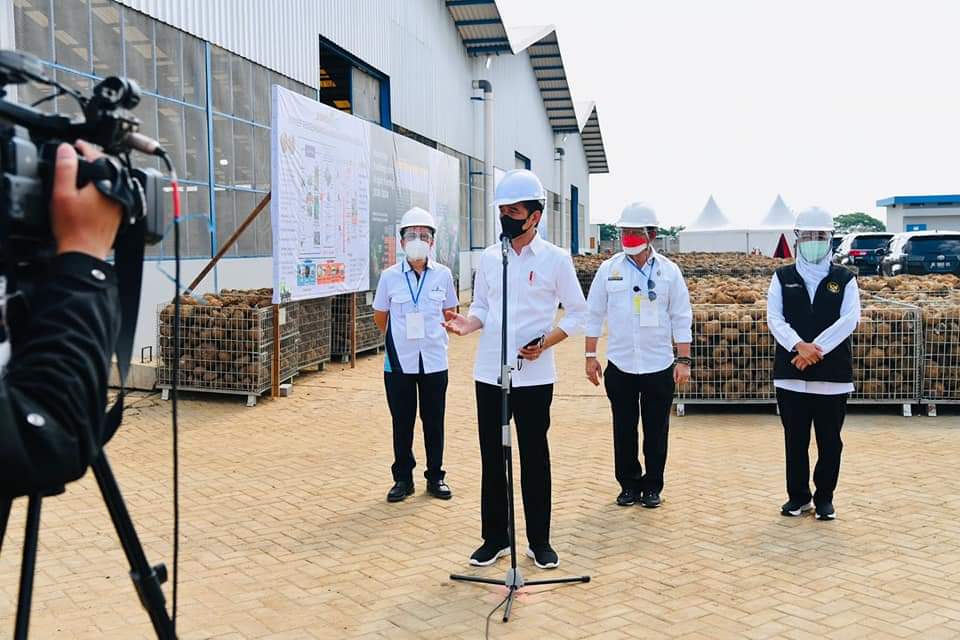 Presiden Joko Widodo saat mengunjungi pabrik pengolahan porang milik PT Asia Prima Konjac, Madiun, Kamis (19/8/2021).