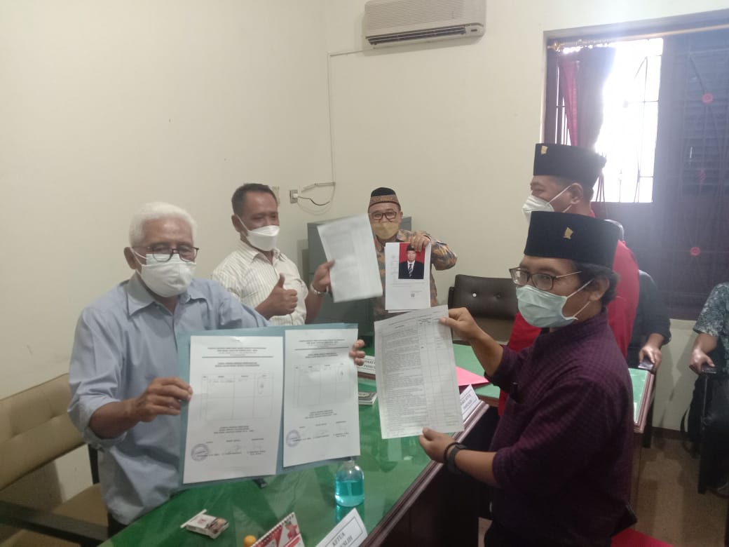 Sekretaris DPC PDIP Tulungagung, Sodiq Purnomo bersama Cawabup Gatut Sunu Serahkan Berkas administrasi kepada Pansus Pilwabup.