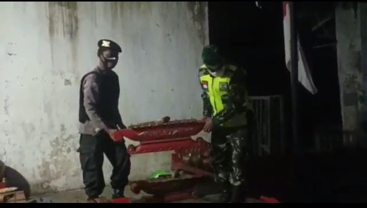 Anggota Satgas Percepatan Penanganan Covid-19 Tulungagung angkut Gamelan di rumah Bastoni, anggota Dewan dari Partai Gerindra.